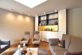 Der perfekte Wohnzimmerschrank - mit vergoldetem Bar-Fach