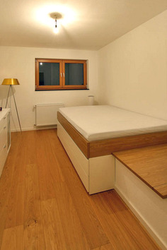 Stauraum und Bett im Gästezimmer (weiß - kombiniert mit Eiche)