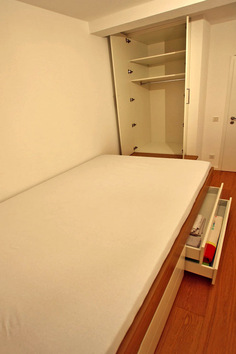 Stauraum und Bett im Gästezimmer (weiß - kombiniert mit Eiche)