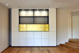 Der perfekte Wohnzimmerschrank - mit vergoldetem Bar-Fach