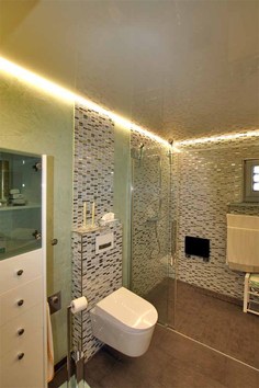 Badezimmer mit Glanzdecke und LED-Highlight