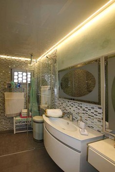 Badezimmer mit Glanzdecke und LED-Highlight
